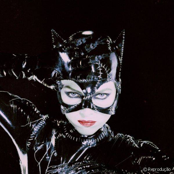Batman: O Retorno, 1992 - Com boa parte do rosto tampado, os l?bios da Mulher-gato de Michelle Pfeiffer ganham bastante aten??o durante o filme. O efeito molhado do acabamento turbina o ar sexy da maquiagem.